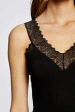 גופיה בצבע שחור בשילוב תחרה