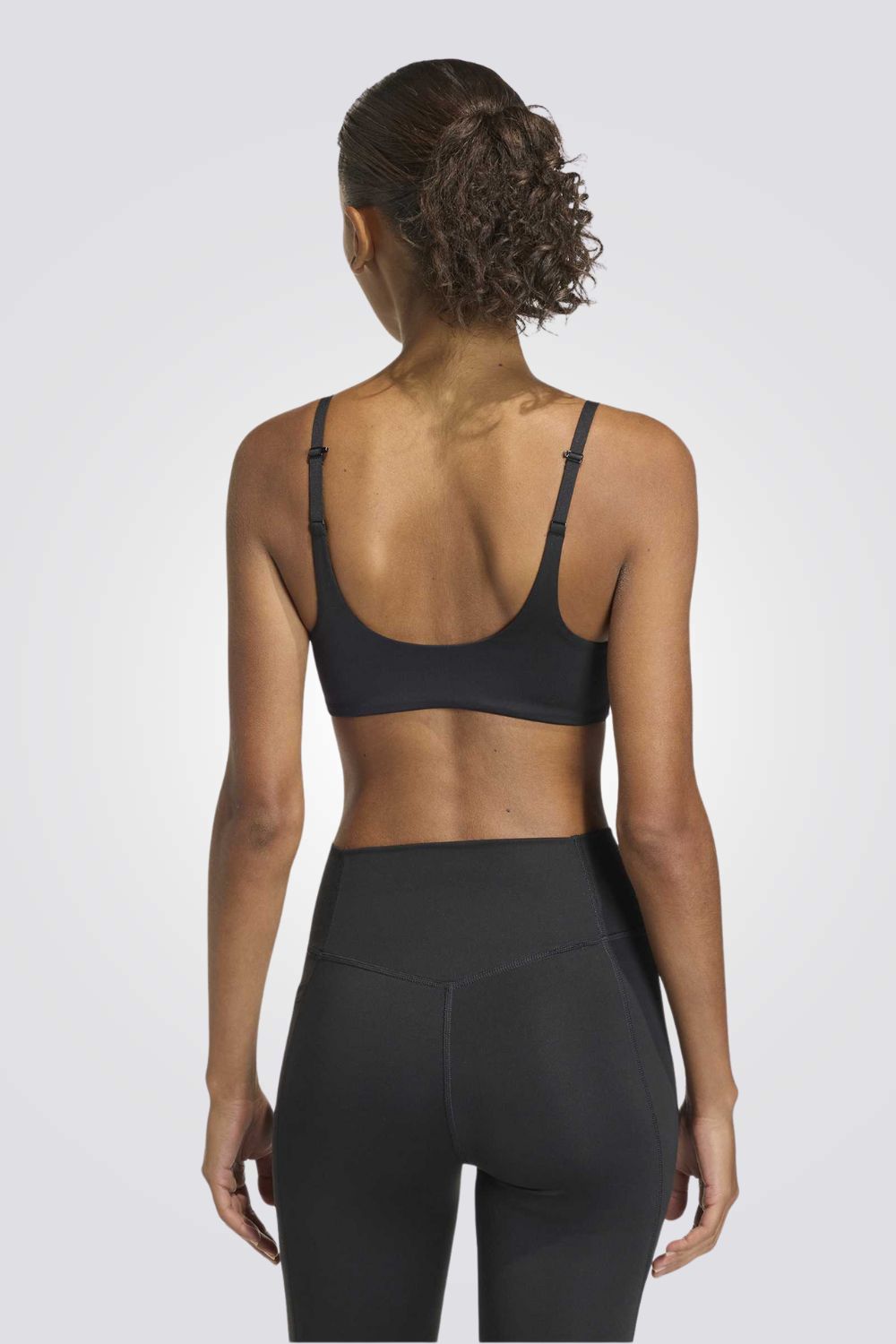 גוזיית ספורט בעיצוב מנימליסטי לנשים | אדידס