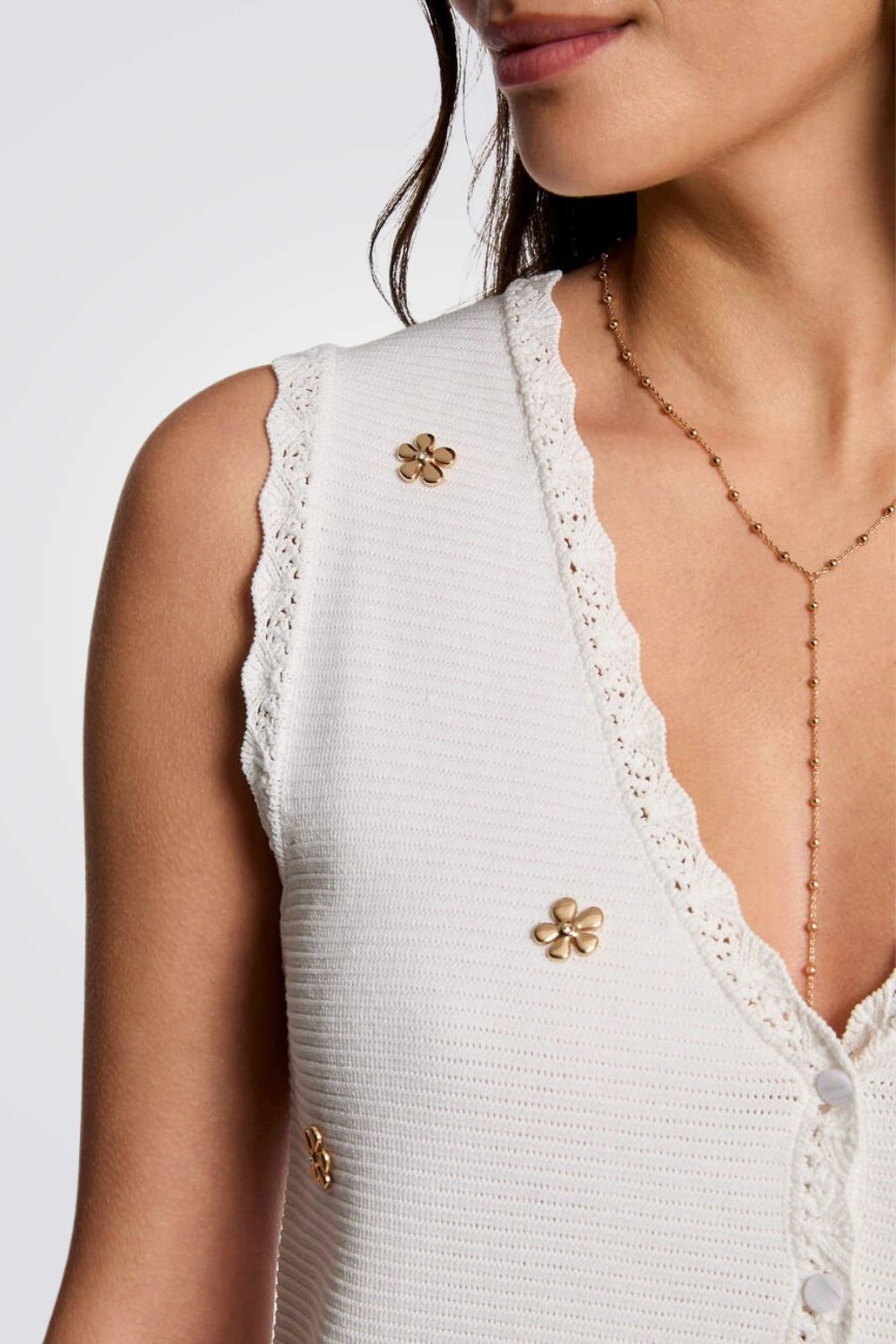 ווסט סריג בצבע לבן עם עיטורי פרחים