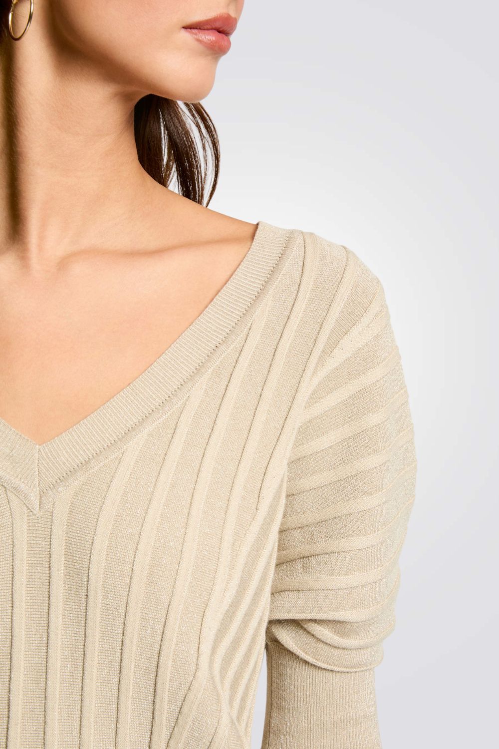 סריג שרוולים קצרים צווארון וי בצבע בז'