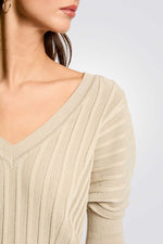 סריג שרוולים קצרים צווארון וי בצבע בז'