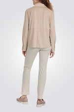 אוברשירט במראה זמש בצבע בז' 