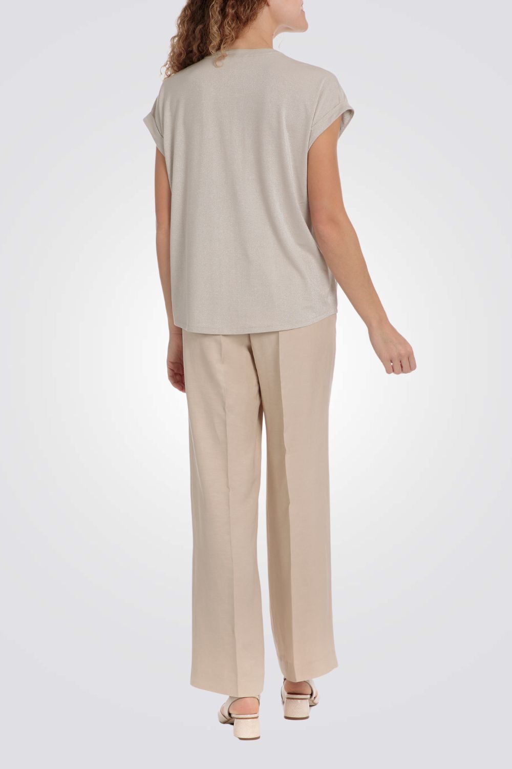 טישרט בצבע בז' דיטיילס מתכתי