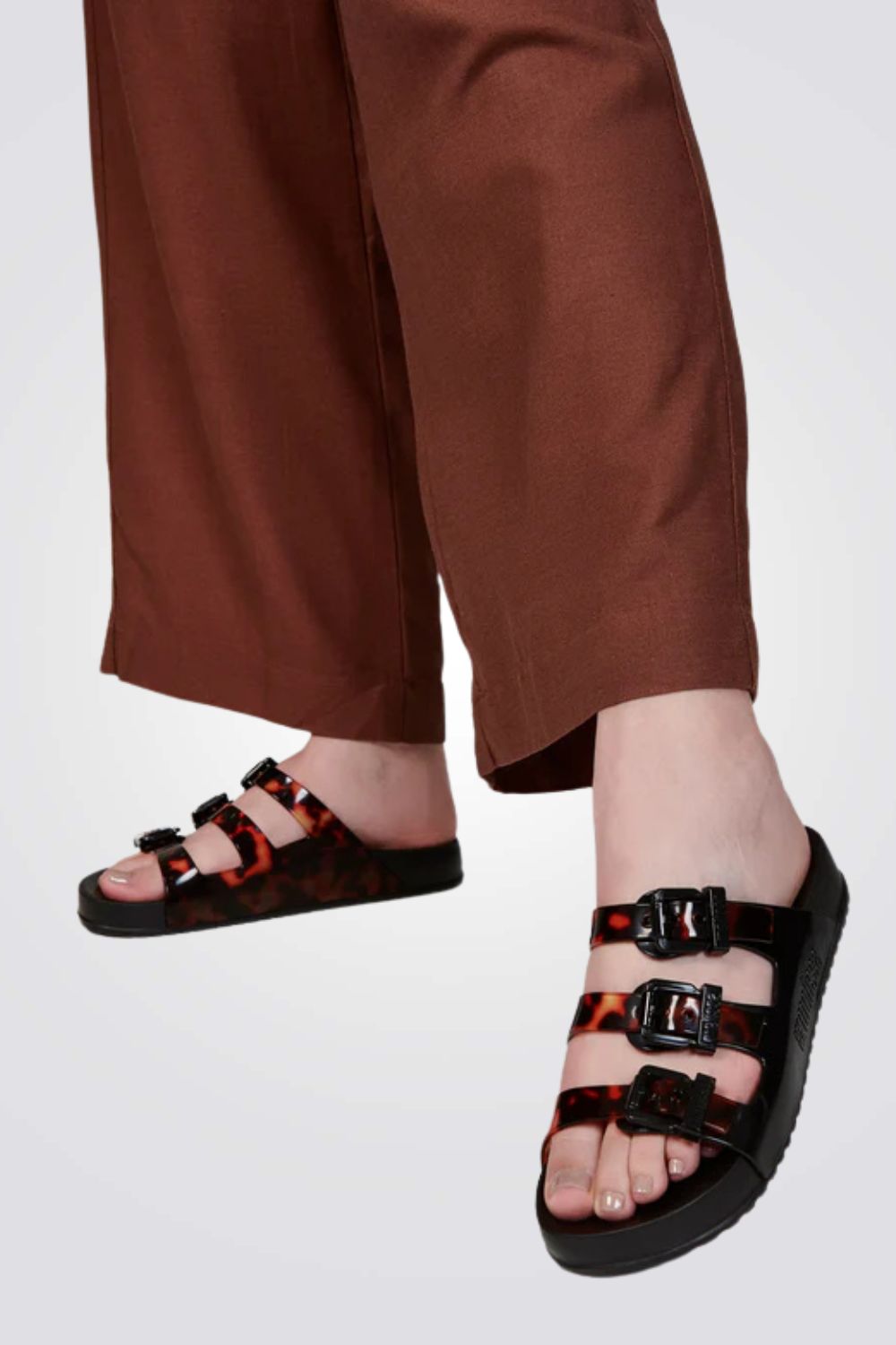 כפכפים COZY STRIPES בצבעי שחור/מנומר