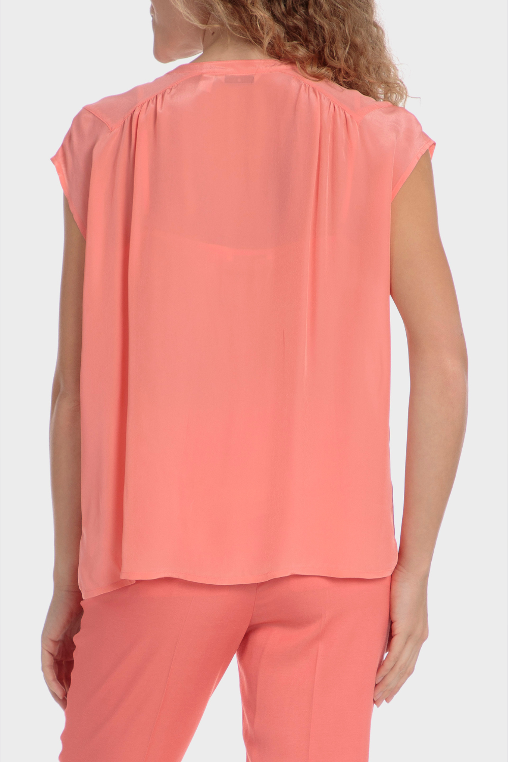 חולצה ללא שרוולים בצבע קורל