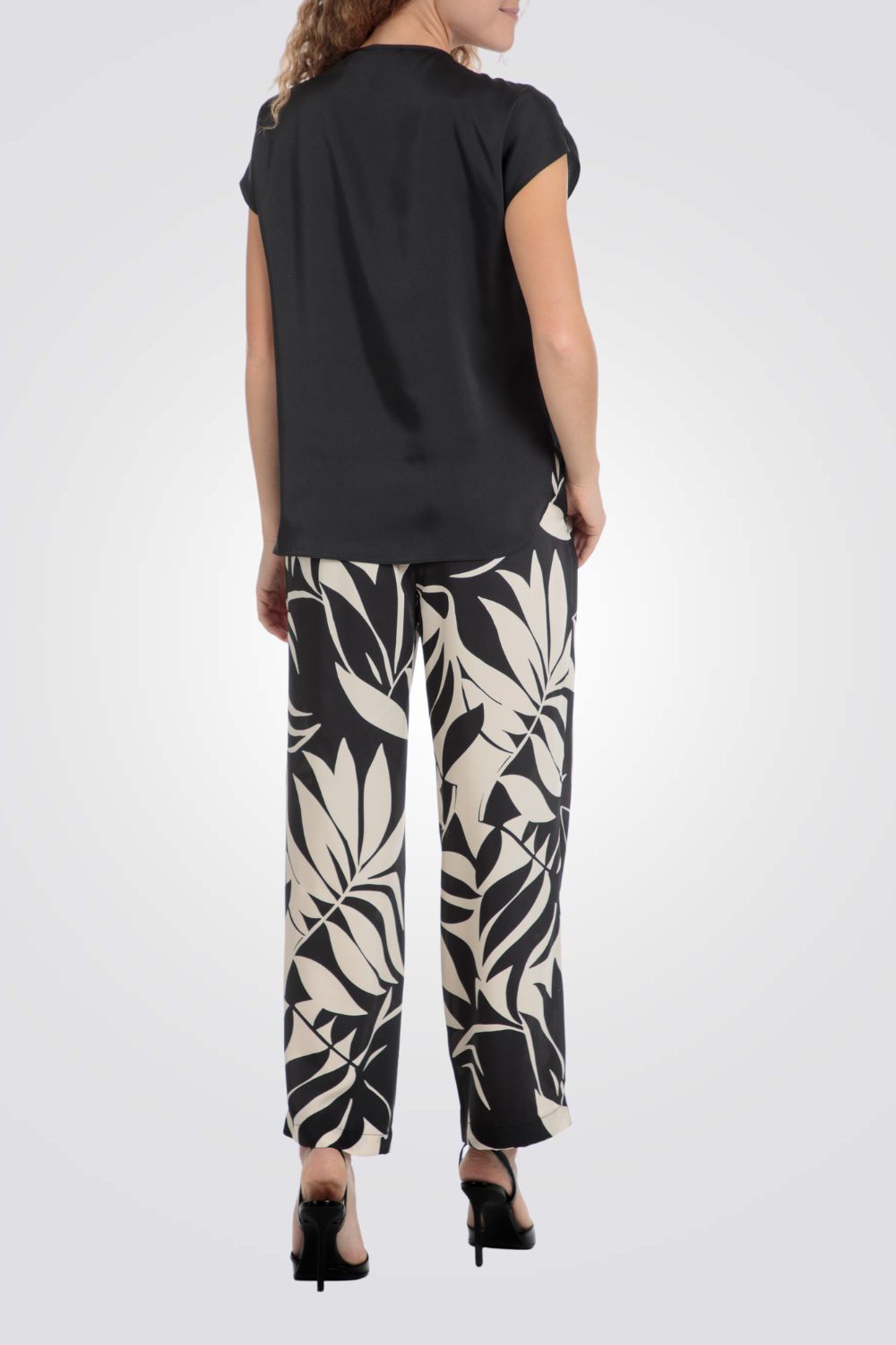 חולצה צווארון עם רוכסן בצבע שחור