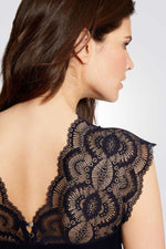 חולצת טריקו עם שרוולי תחרה בצבע נייבי