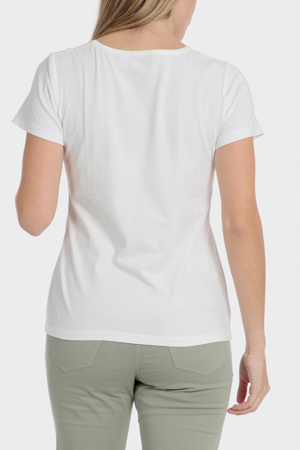 טי שירט לבנה עם פרחים עדינים