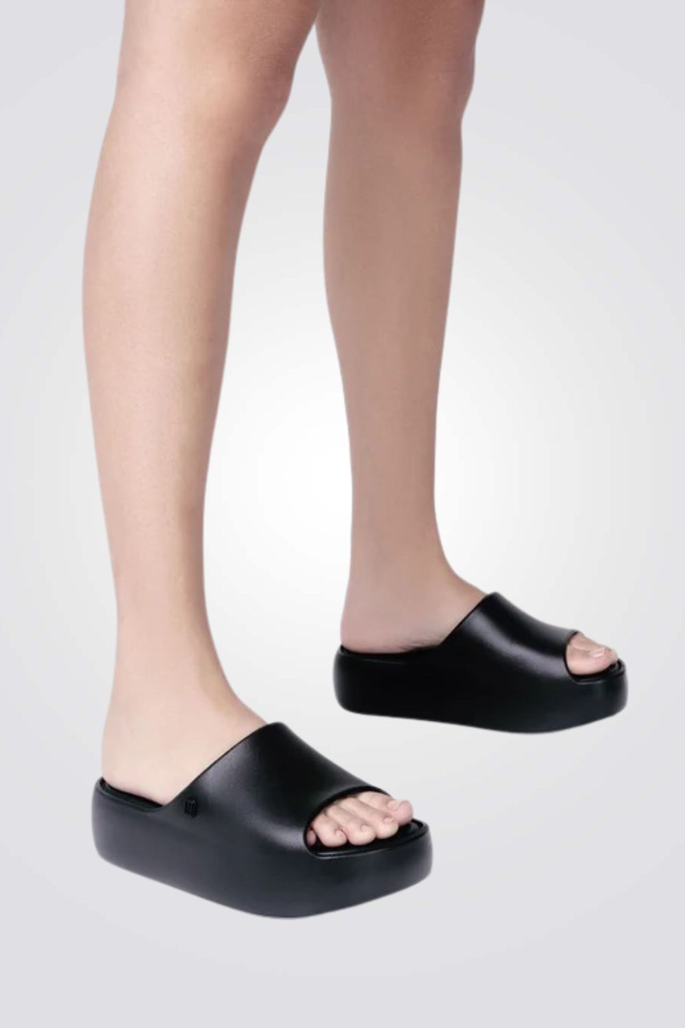 כפכפים בצבע שחור פלטפורמה