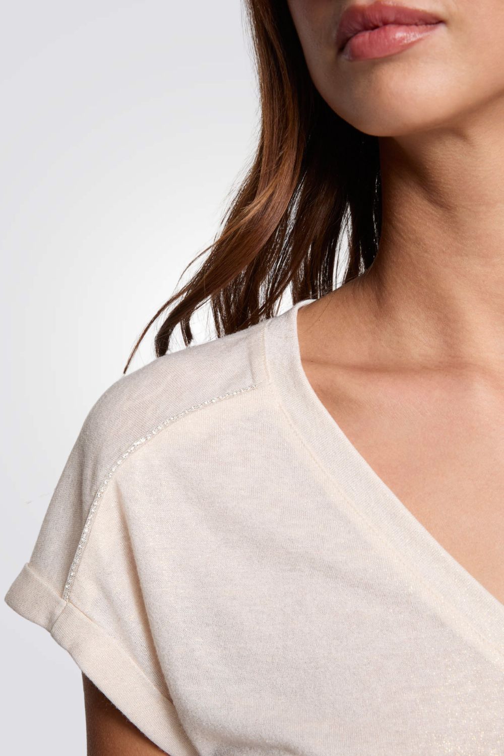 טישירט גימור נצנצים בצבע בז'