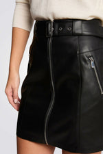 חצאית קצרה דמוי עור בצבע שחור