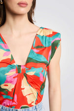 טופ הדפס עלים עם כתפיים מרופדות 