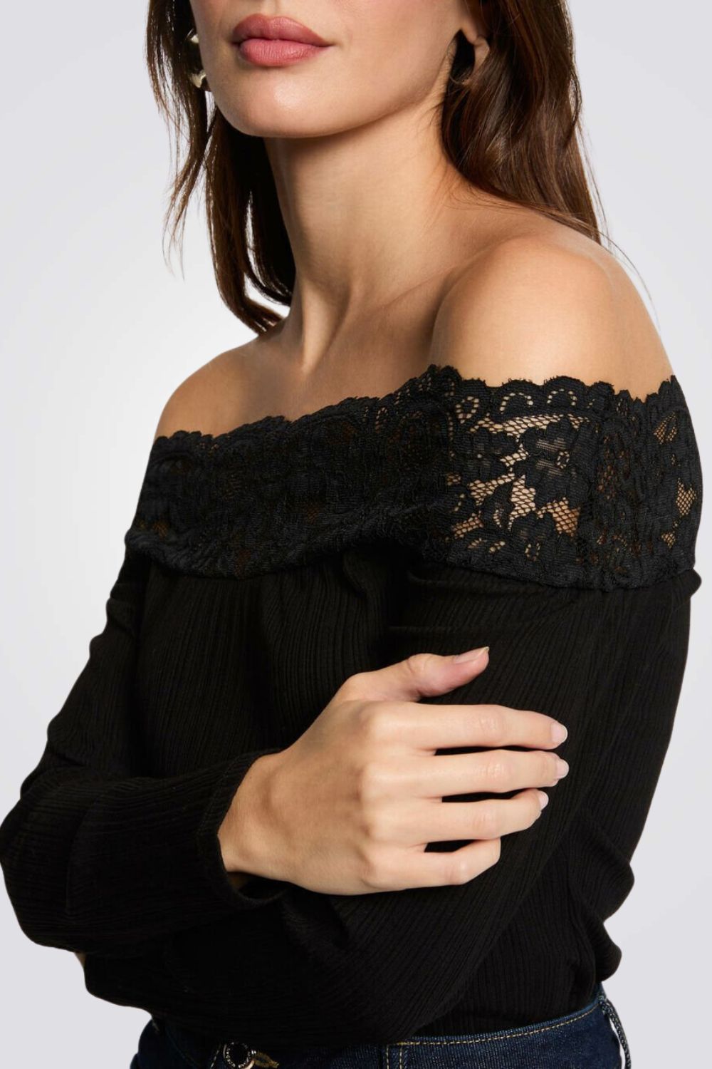 חולצת ריב אוף שולדרס בשילוב תחרה בצבע שחור