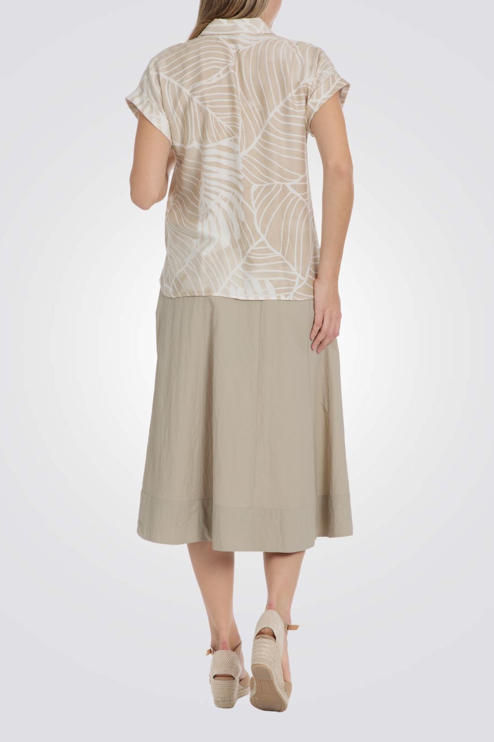 חולצה מכופתרת הדפס עלים בצבע בז'/לבן