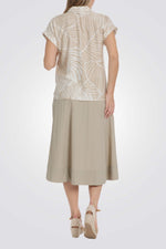 חולצה מכופתרת הדפס עלים בצבע בז'/לבן