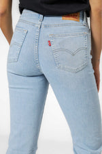 מכנסי ג'ינס 724 Slim Straight בצבע light indigo