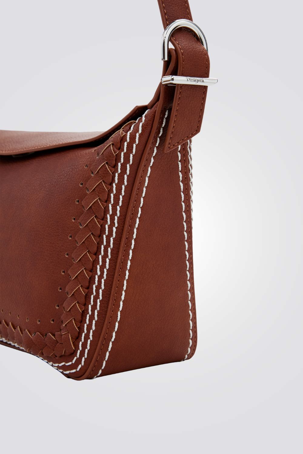 תיק כתף עם עיטורי תפרים | דזיגוואל 
