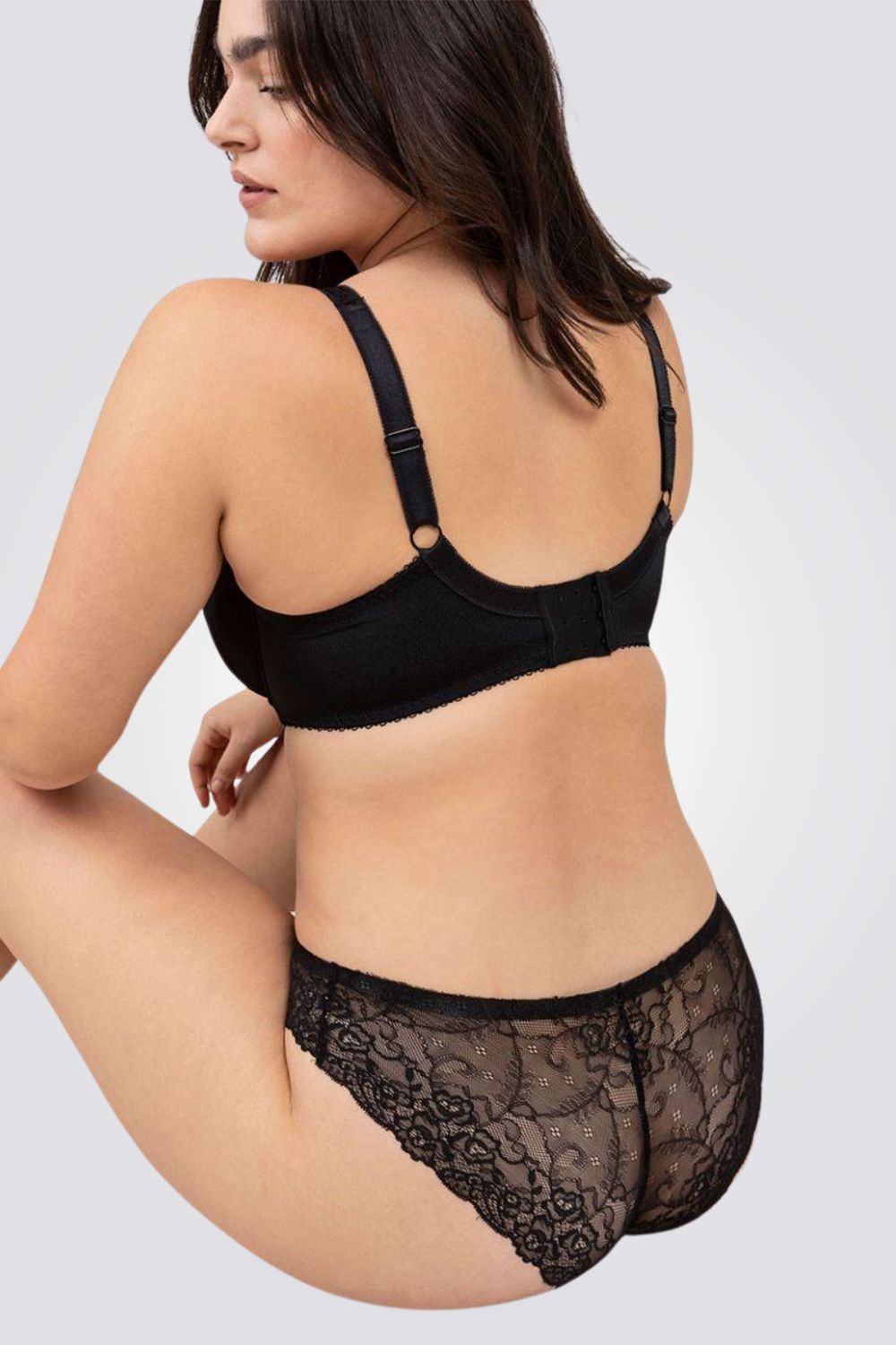 חזיית ספייסר ותחרה שחורה