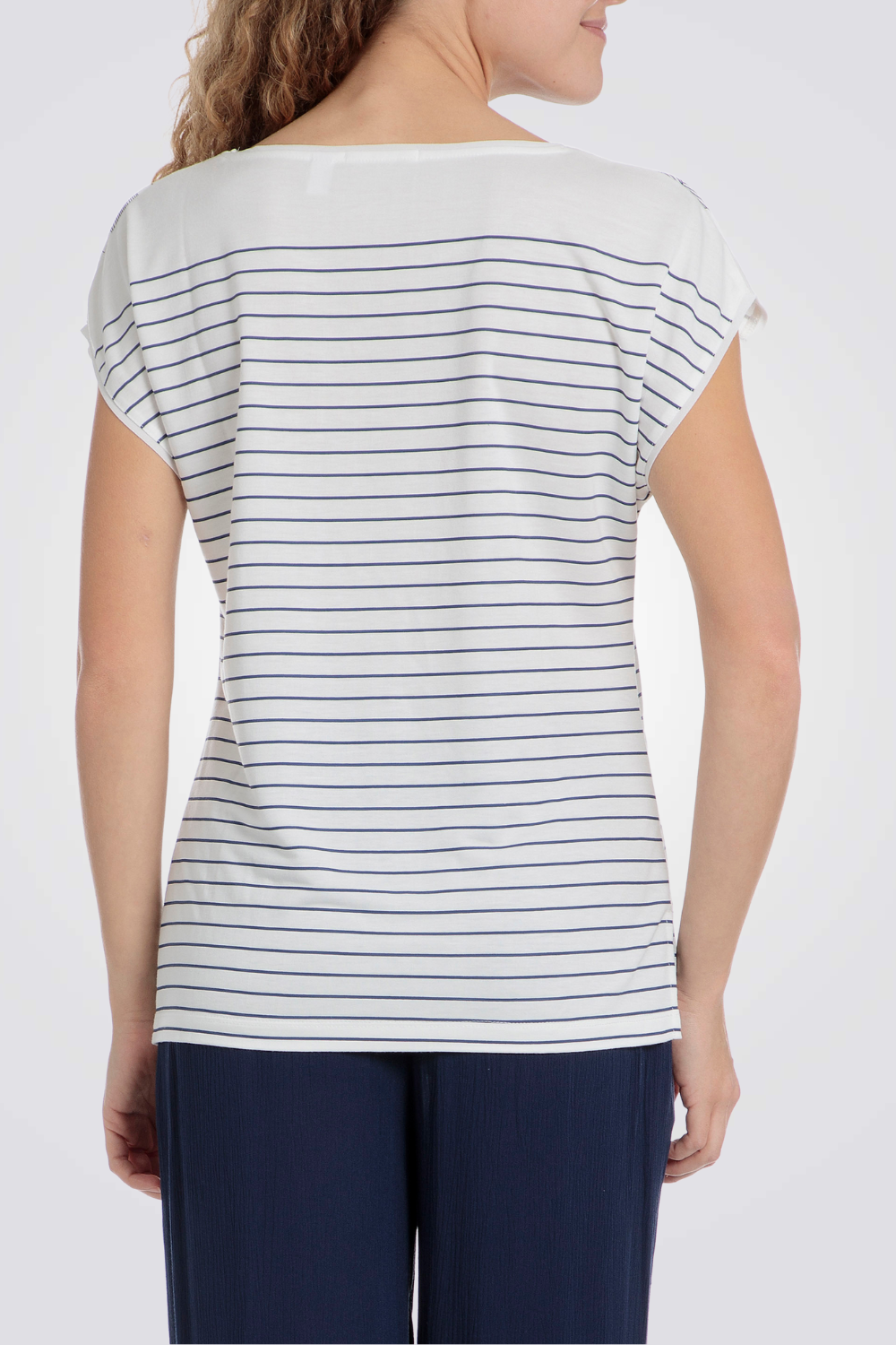 חולצת טי אלגנטית עם פרחים ופסים 