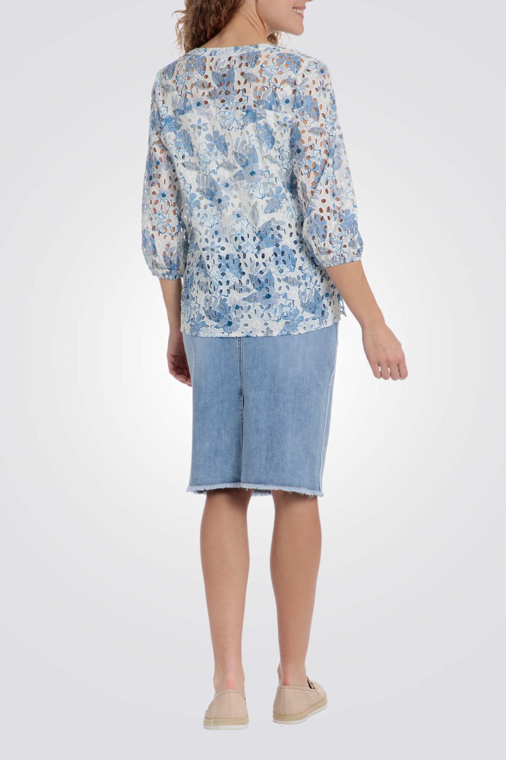 חולצה טווינסט רקמות פרחוניות בצבע תכלת/לבן