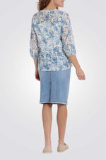 חולצה טווינסט רקמות פרחוניות בצבע תכלת/לבן