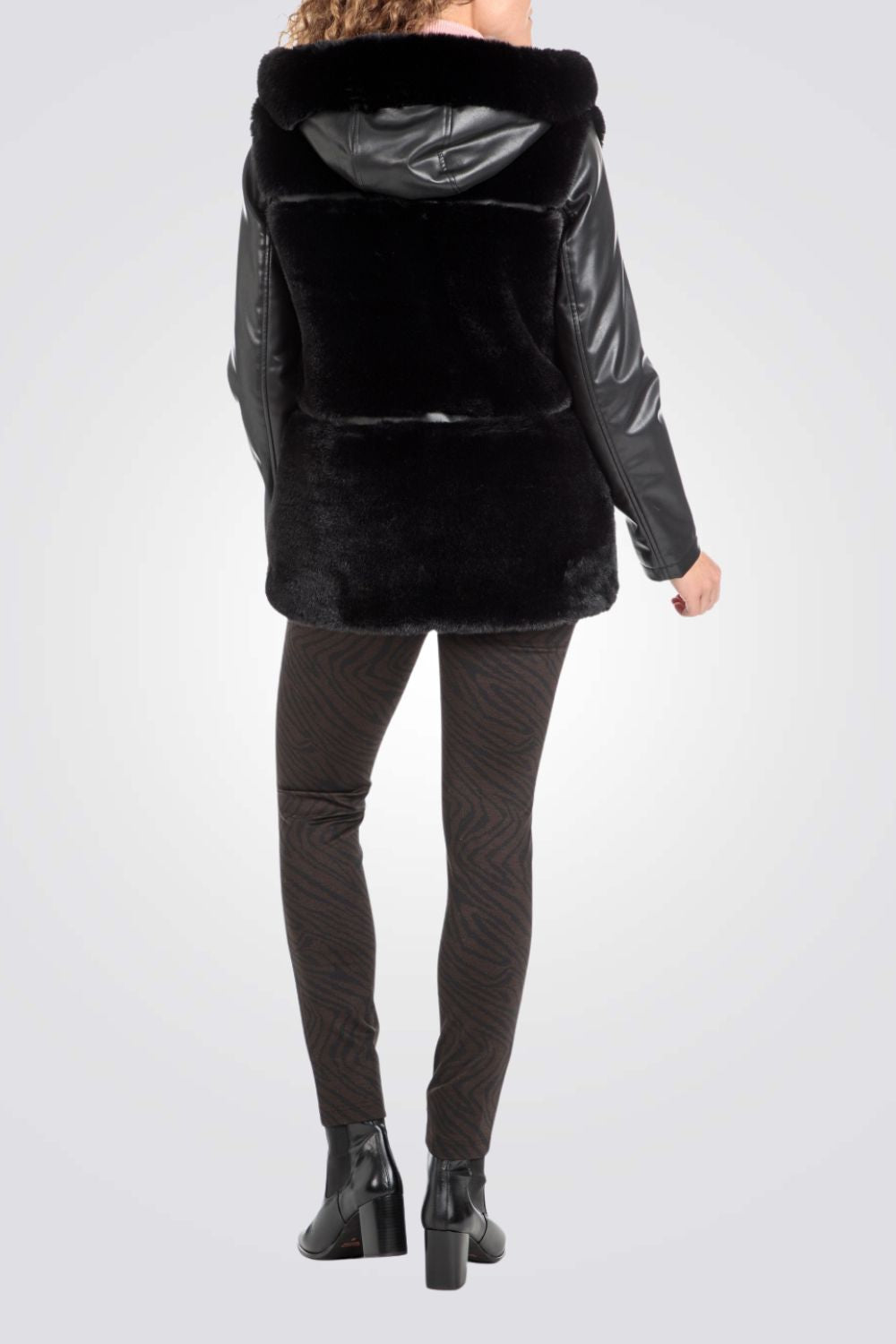 ג'קט דמוי עור בצבע שחור עם פרווה מלאכותית