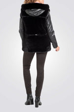 ג'קט דמוי עור בצבע שחור עם פרווה מלאכותית