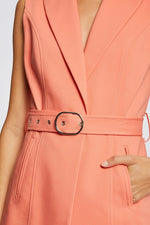 ג'קט ללא שרוולים עם חגורת מותן בצבע אפרסק