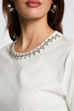 טישירט אוברסייז עיטור תכשיט בצבע אופוויט