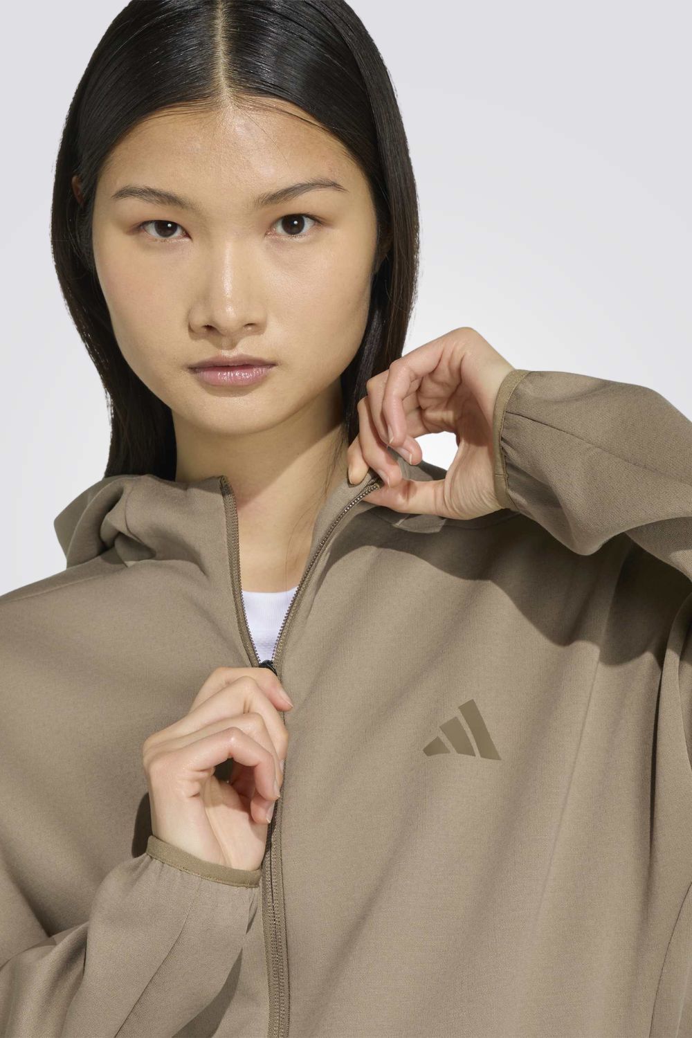 קפוצ'ון ADIDAS Z.N.E עם רוכסן בצבע חאקי לנשים | אדידס   