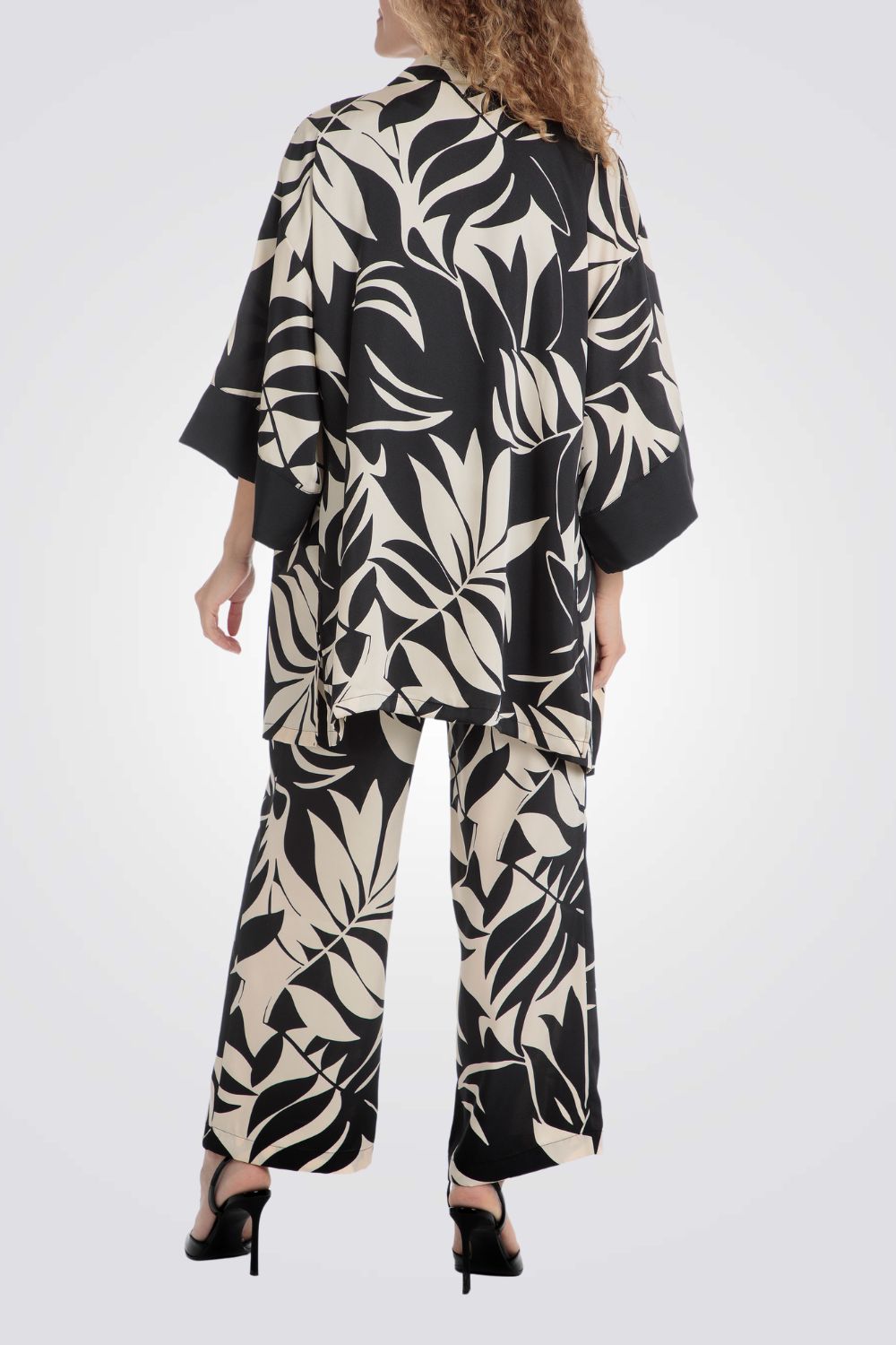 קימונו הדפס עלים בצבע שחור/שמנת