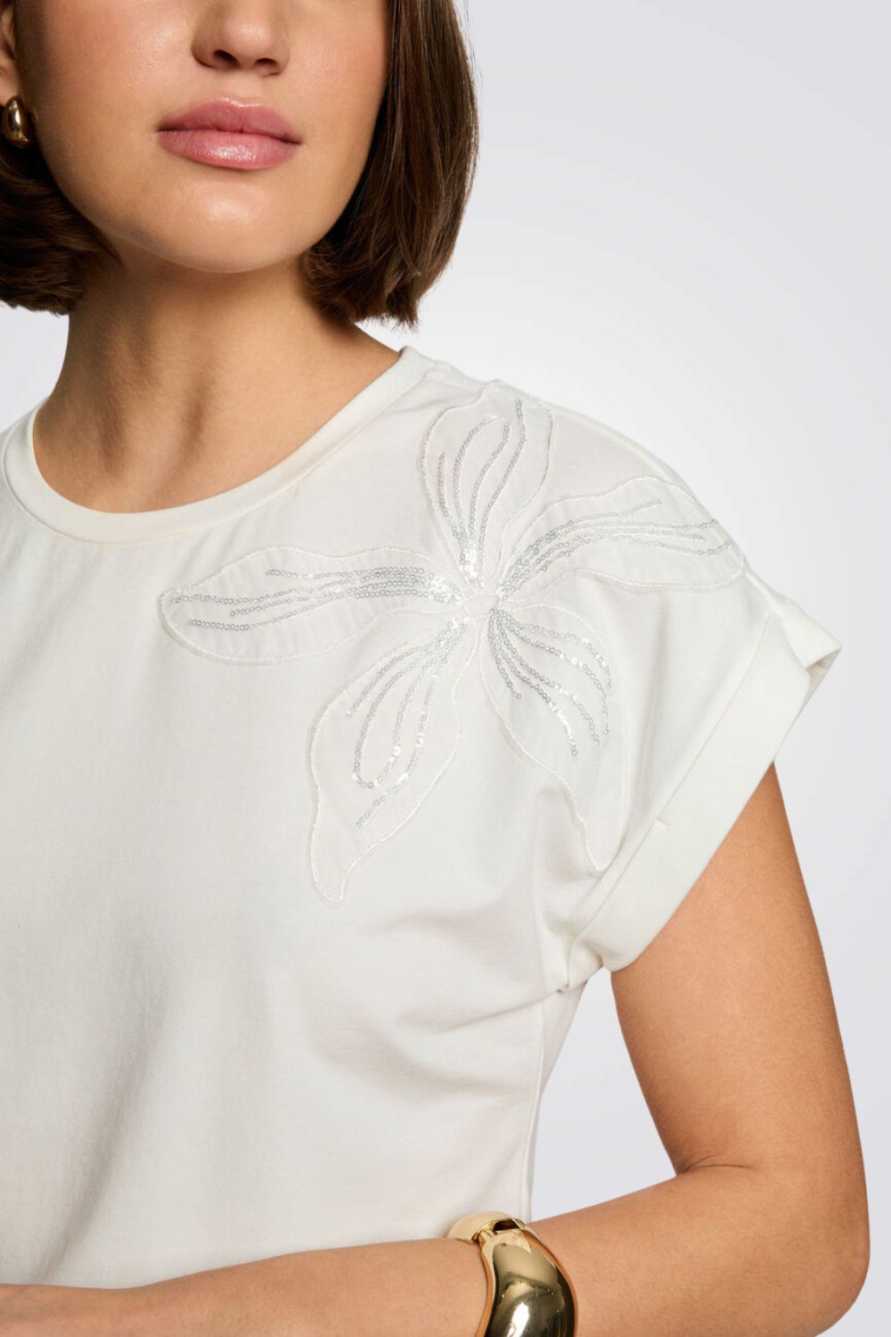 טישירט עיטור רקמת פרח מנצנץ בצבע לבן