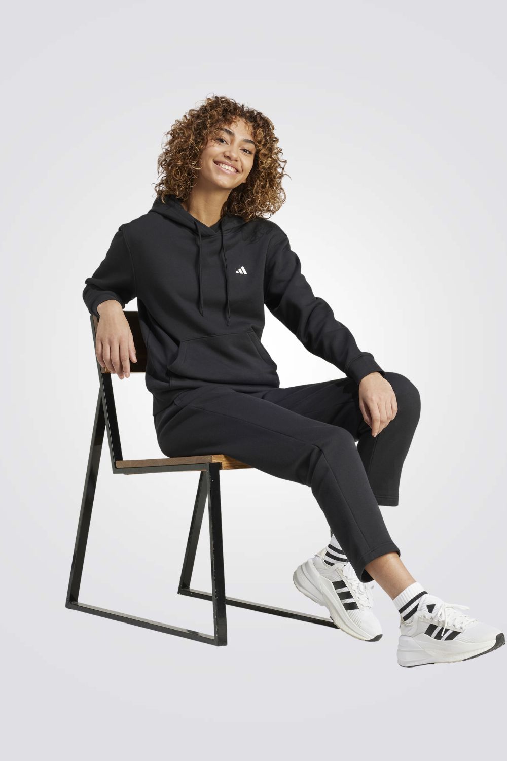 סווטשירט קפוצ'ון ESSENTIALS לנשים בצבע שחור 