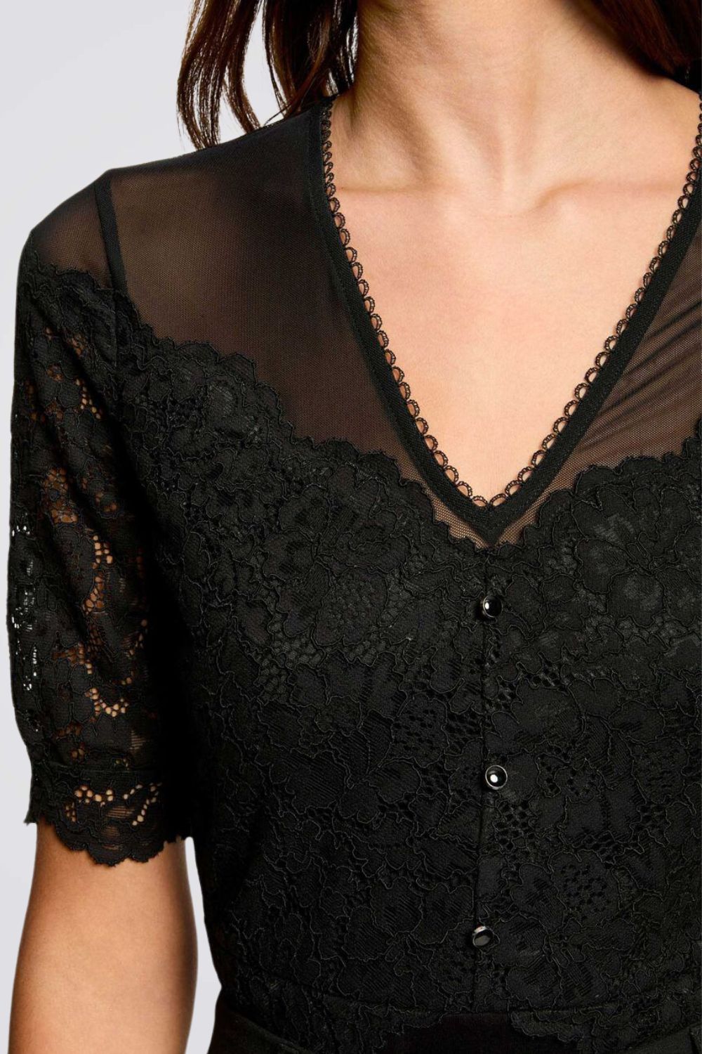 בגד גוף בצבע שחור בשילוב תחרה