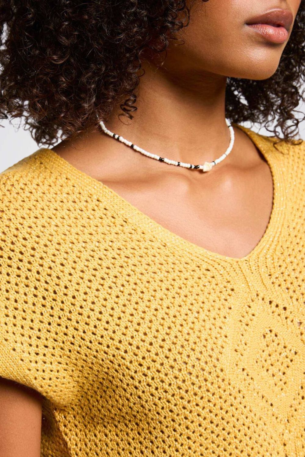 סריג פתוח שרוולים קצרים בצבע חרדל