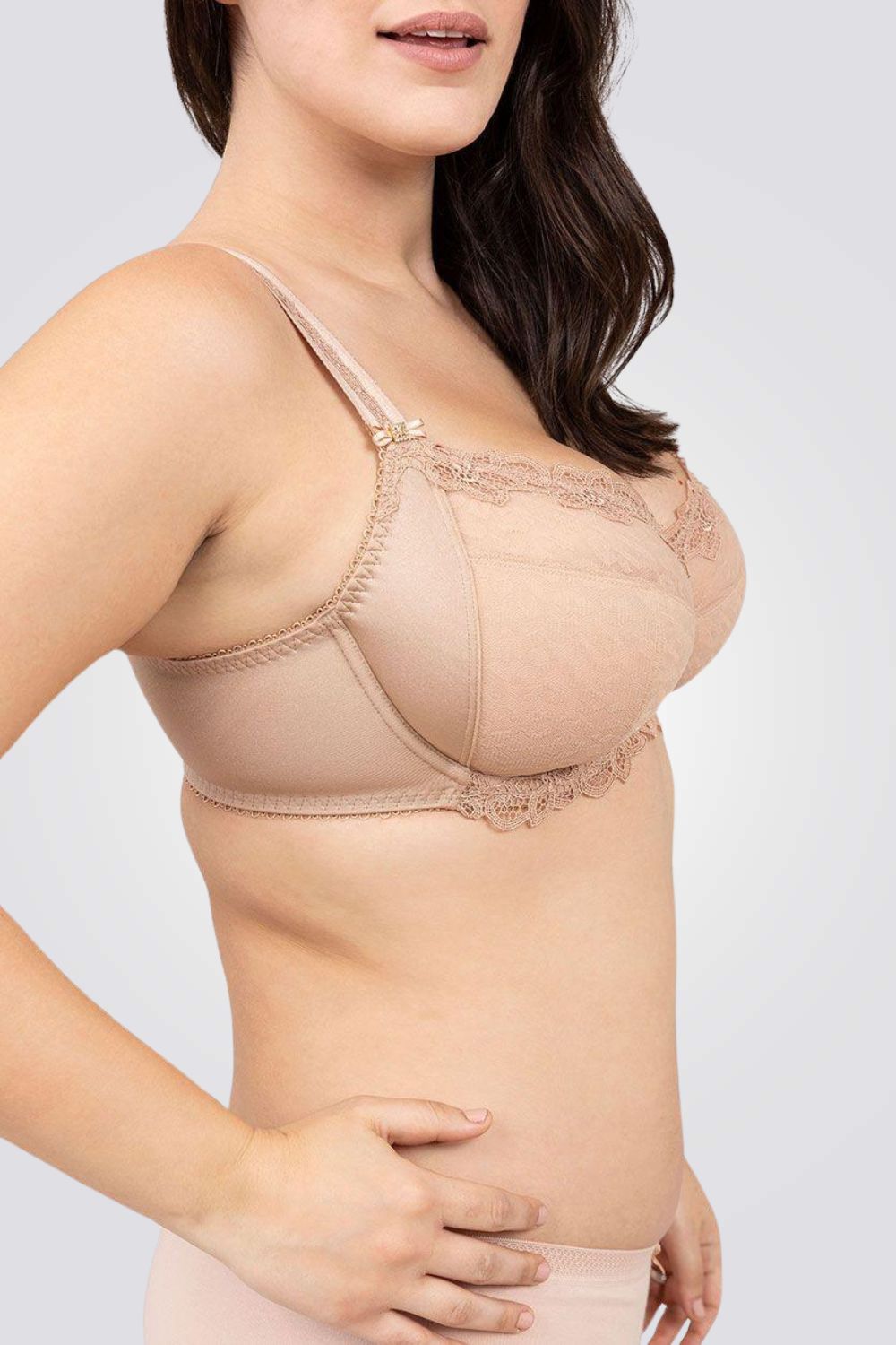 חזייה ספייסר ותחרה בז'