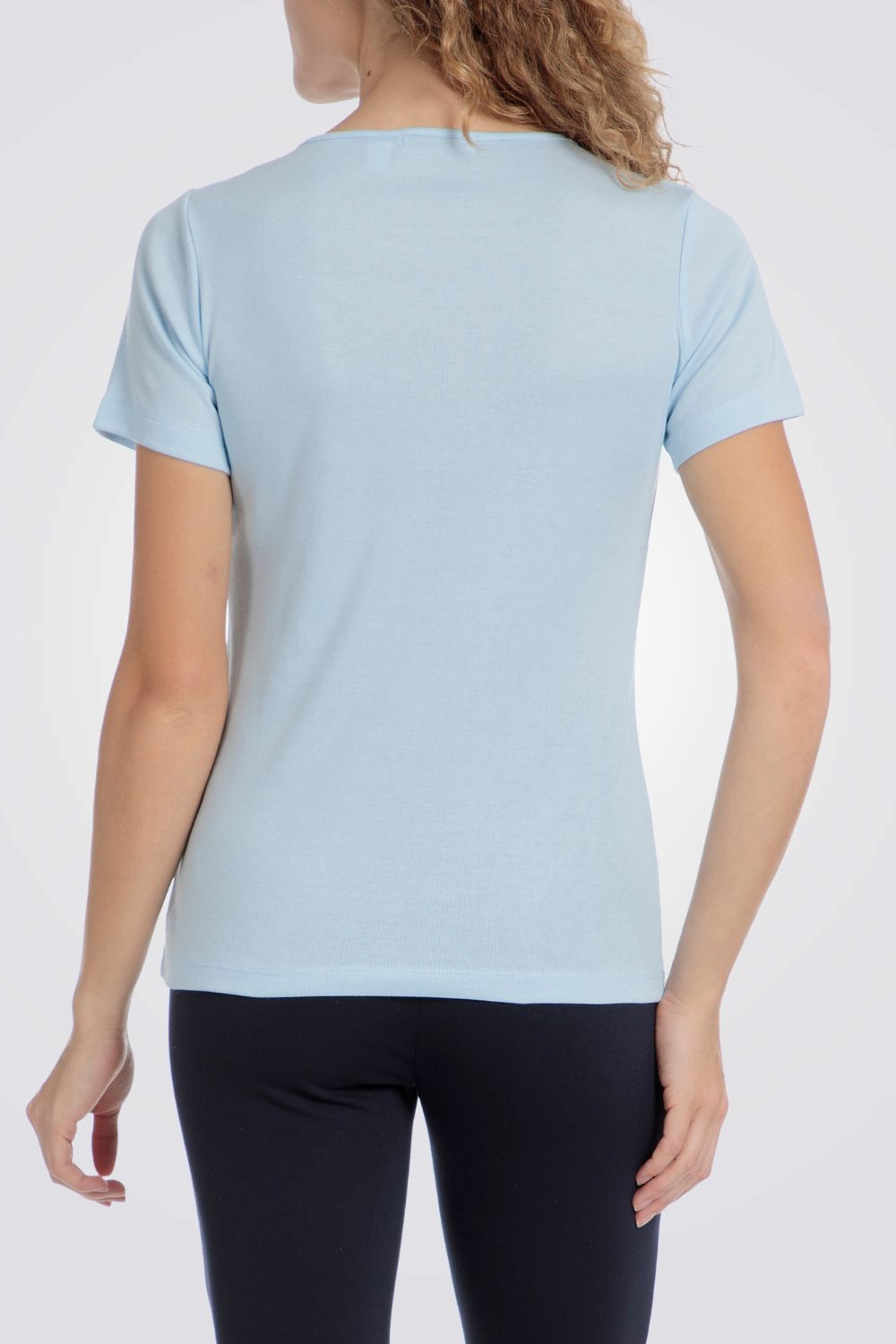 טישירט עם עיטורים בצווארון בצבע תכלת