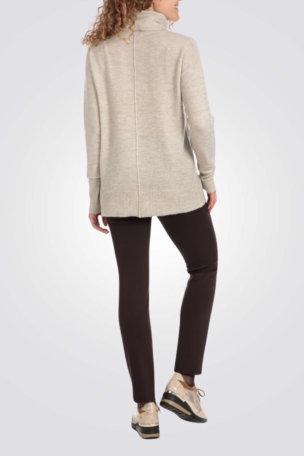 סריג משוחרר צווארון גולף בצבע בז'