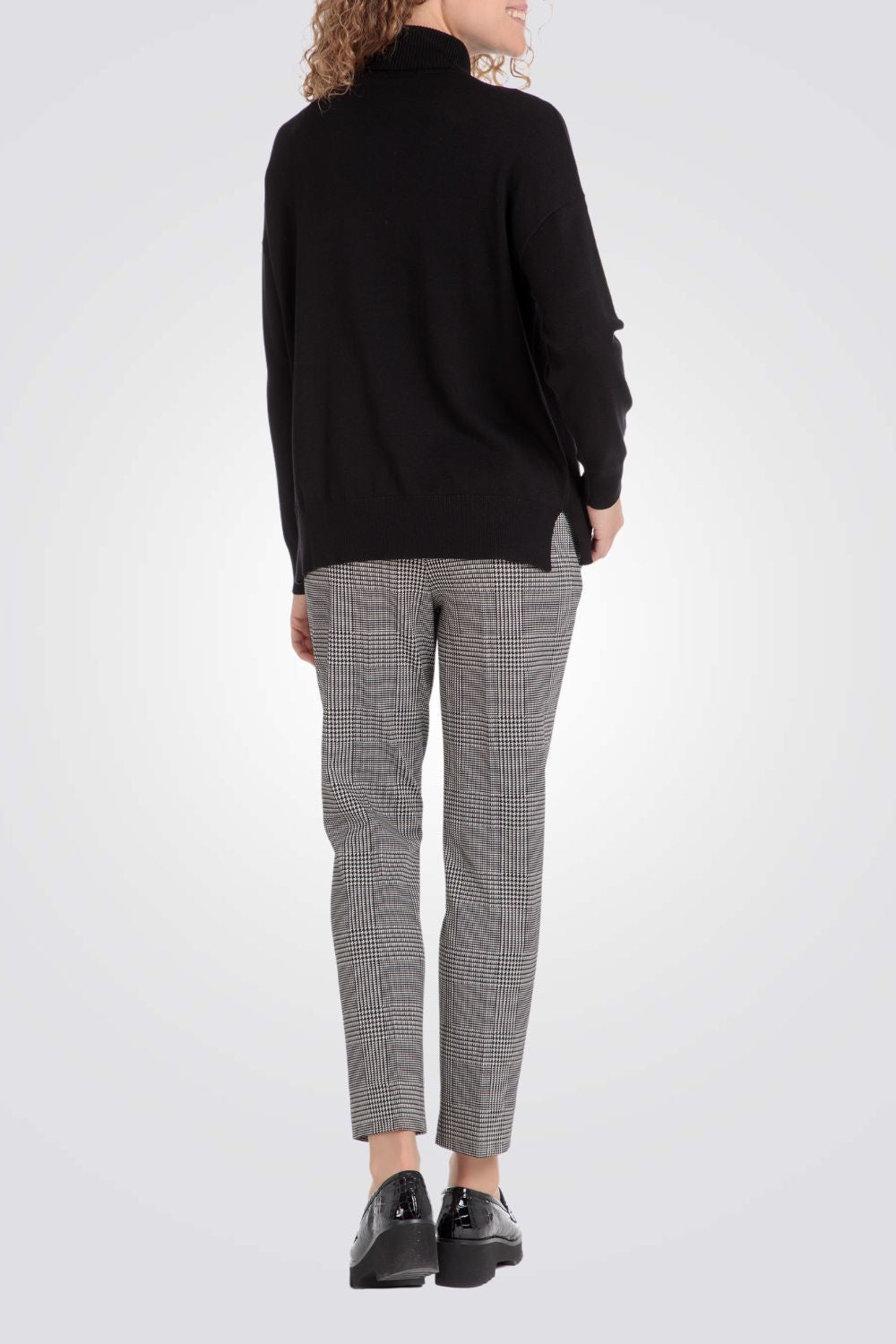 סריג גולף בצבע שחור עם פייטים