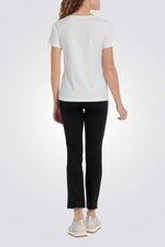 טישירט בצבע לבן עם עיטורי פרחים