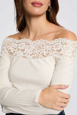 חולצת ריב אוף שולדרס בשילוב תחרה בצבע שמנת