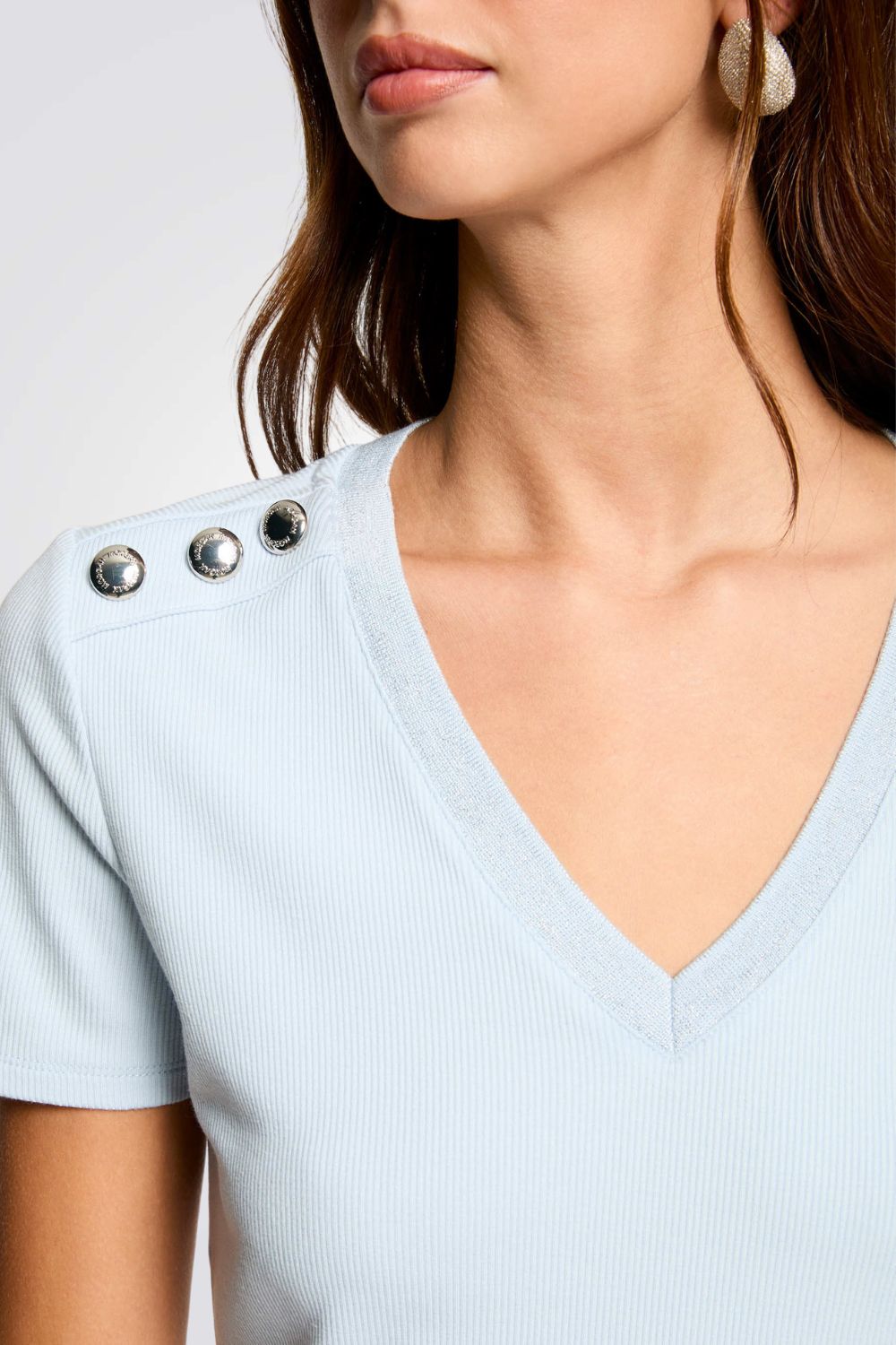 טישירט עם כפתורים דקורטיביים בצבע תכלת