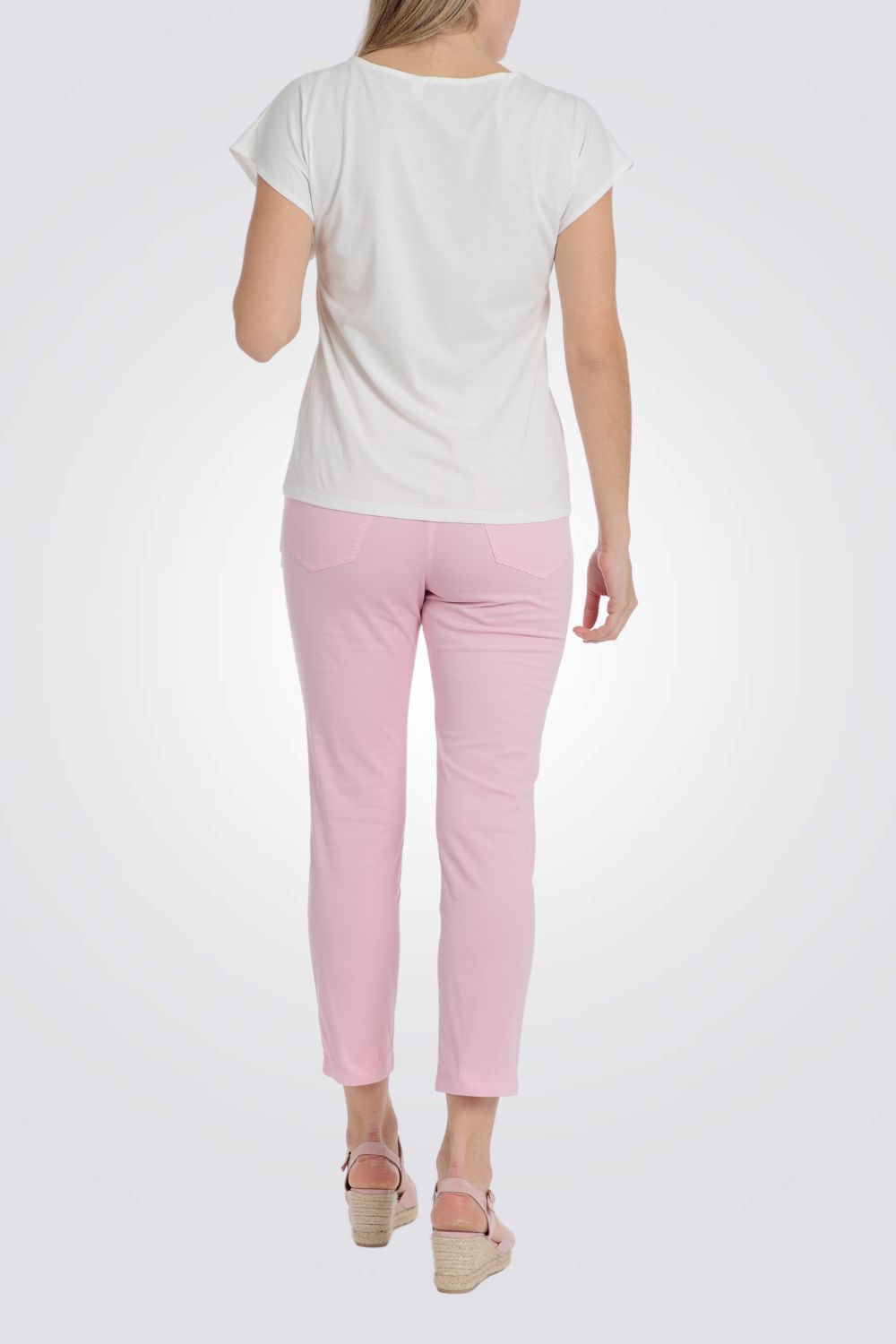 טישירט בצבע לבן הדפס בחזית