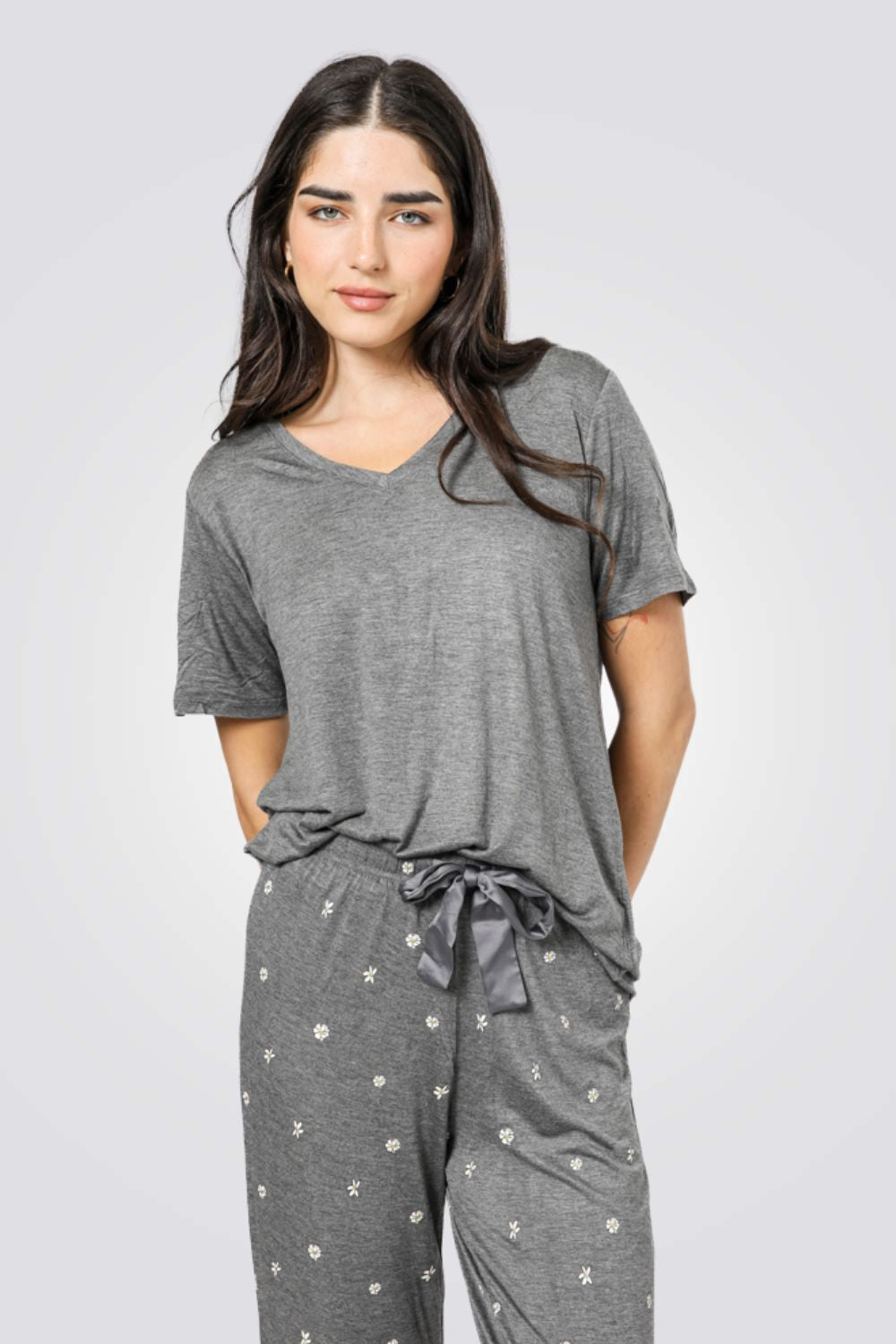 סט פיג’מה באורך 7/8 FLOWERS בצבע אפור