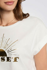 טישירט בצבע לבן הדפס SUNSET