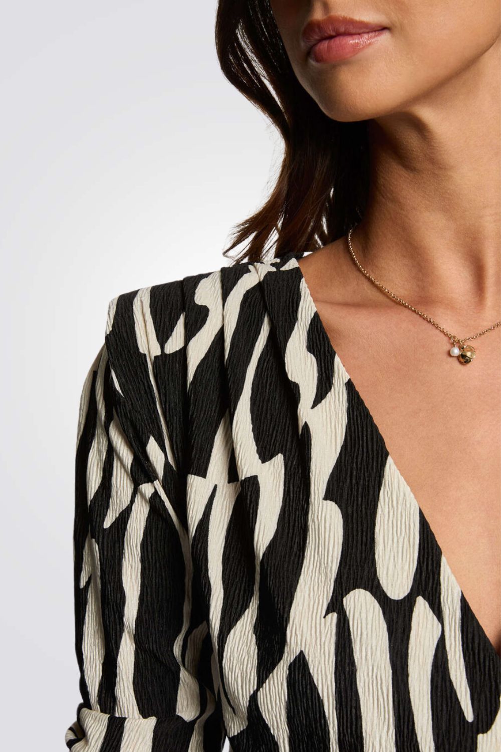 חולצה כתפיים מרופדות הדפס אבסטרקטי 