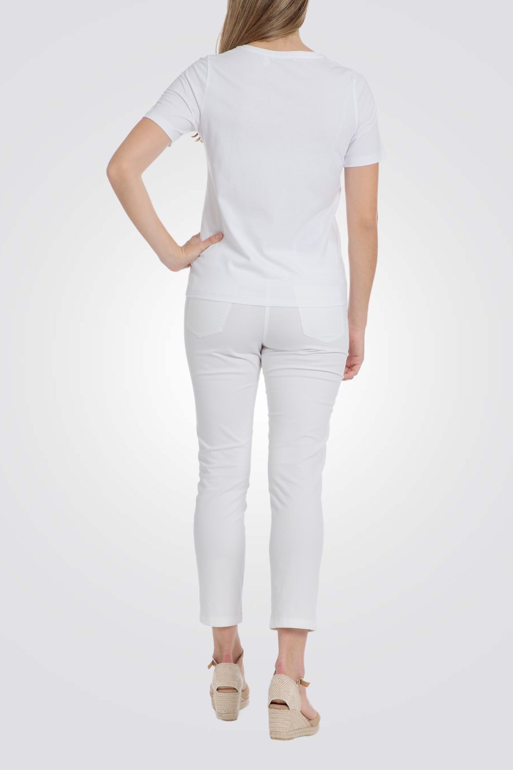 טישירט עיטור רקמה בחזית בצבע לבן