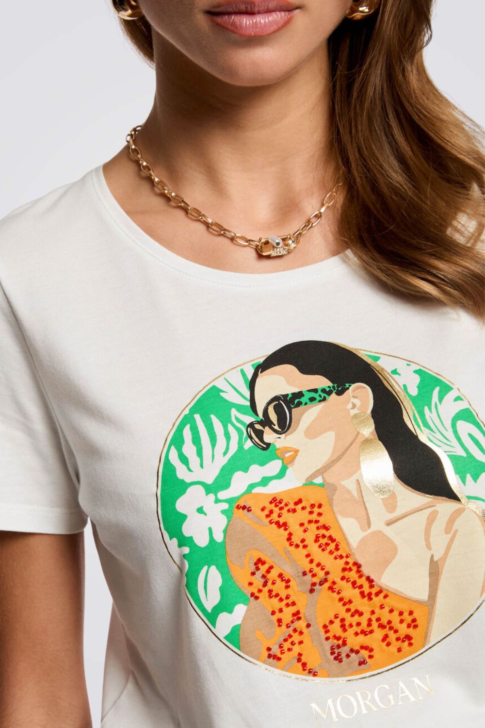 טישירט הדפס בחזית בצבע לבן