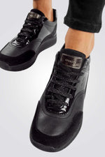 נעלי סניקרס בצבע שחור לנשים