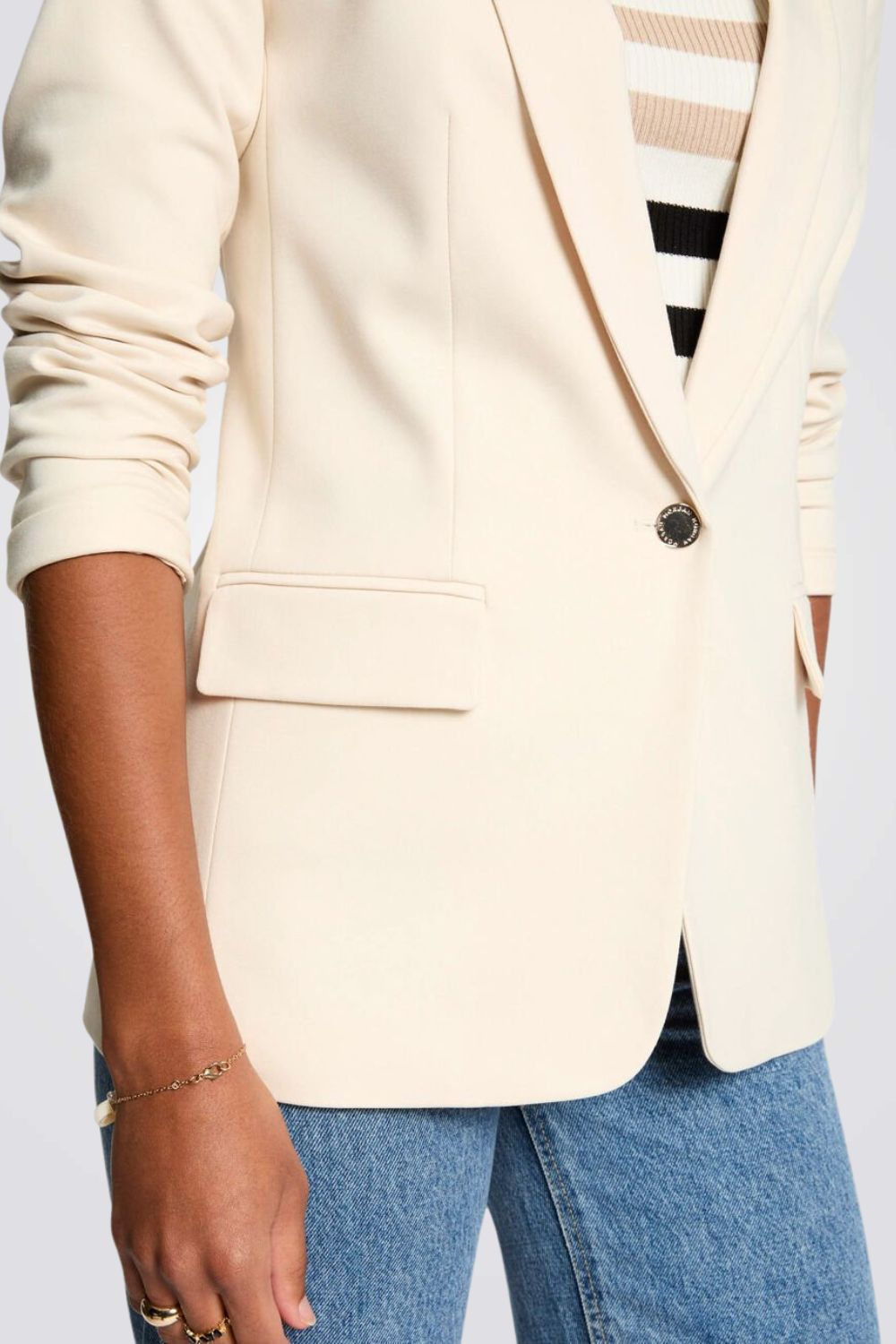 בלייזר קלאסי בצבע שמנת